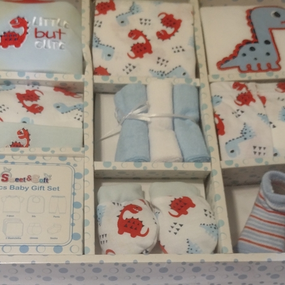 🎁🦖🦕🍼BabyDinosaur Piece Set 🎽 🩳 🧤10 Piece NWT - Picture 1 of 8